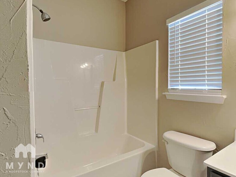 Building Photo - 166 Bluffton Rd