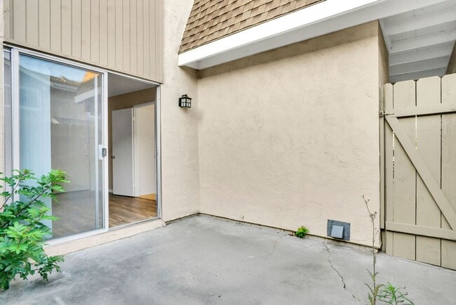 Building Photo - Great three bedroom townhome in UTC! Avail...