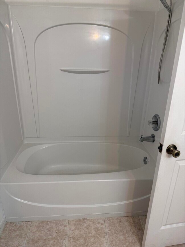 Building Photo - 5824 NW Zenith Dr