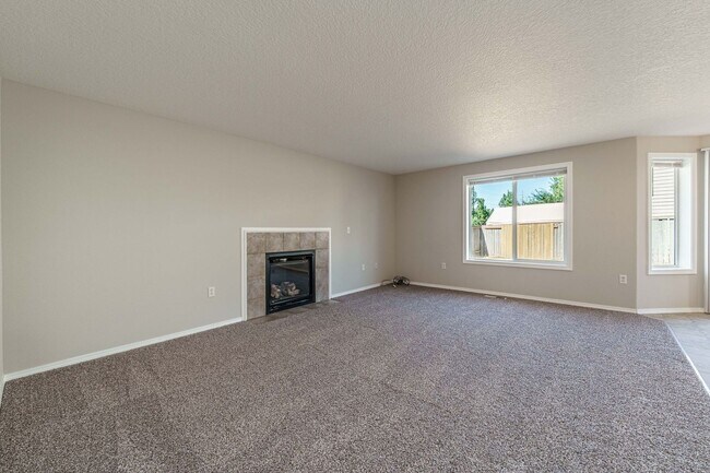 Building Photo - Your Next Home Awaits! 4BR/2.5BA with Fenc...