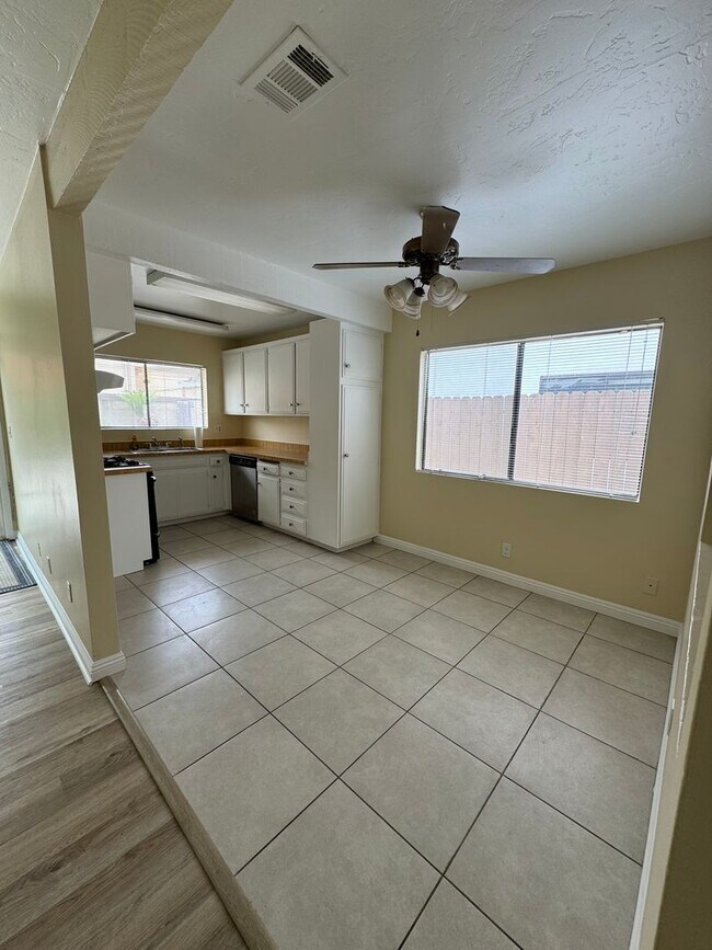 Building Photo - 812-818 E Fairway Dr