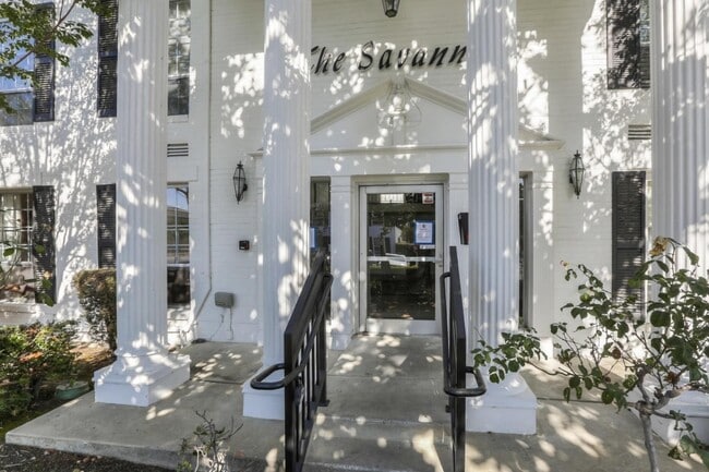 Building Photo - ENCHANTING 1 Bd/1 Ba Ground Floor Unit w/O...