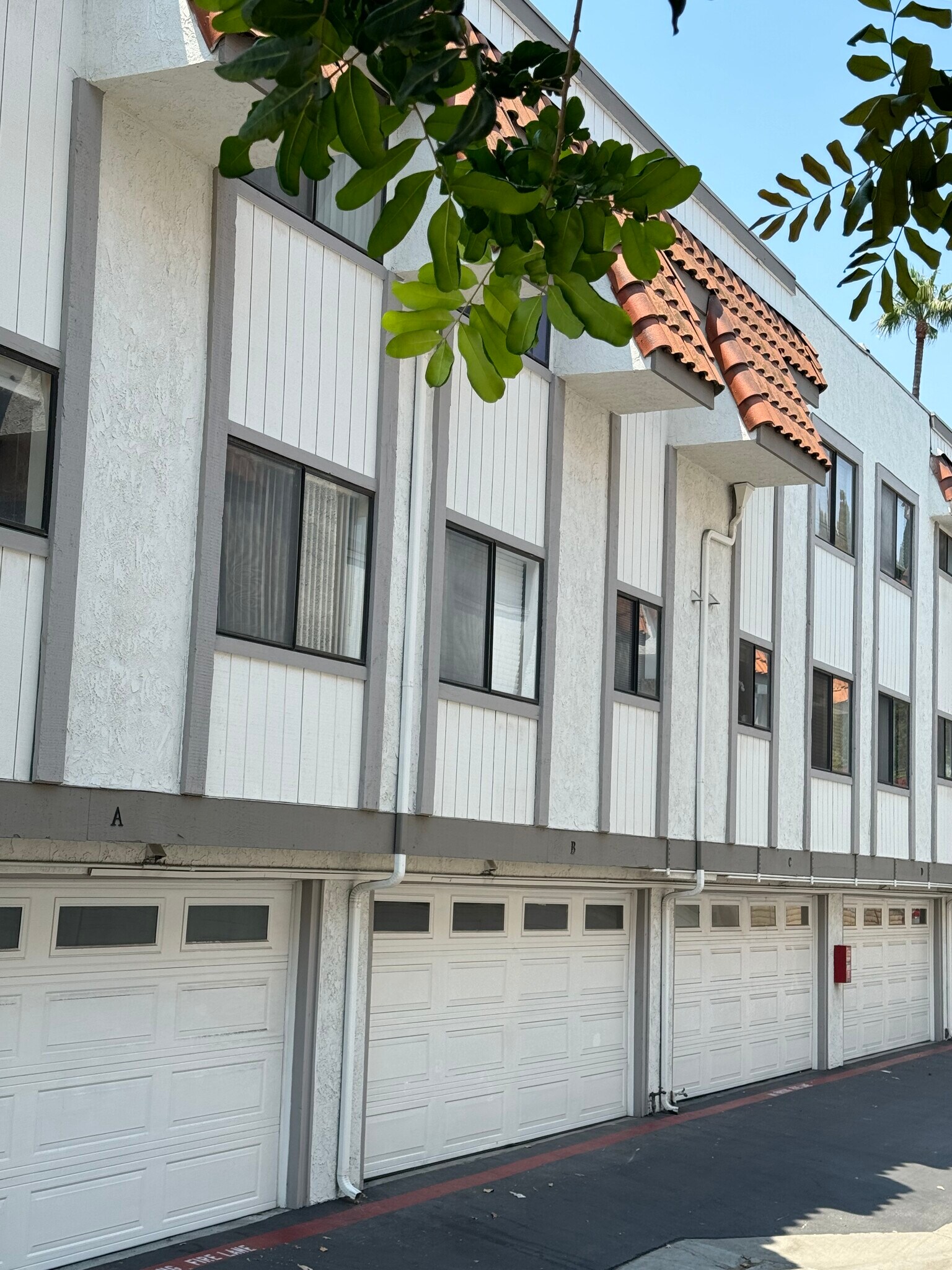 Exterior - 2206 N Broadway
