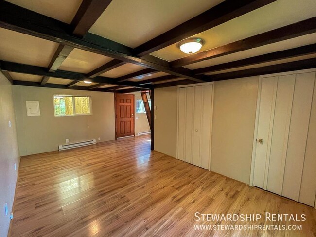 Building Photo - Unique studio in great neighborhood!