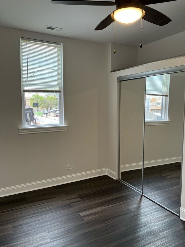 Building Photo - 4176 W Montrose Ave