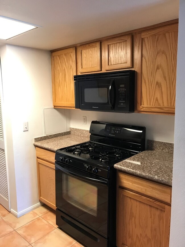 Building Photo - RENT SPECIAL - CONDO in Prime NOHO Art Dis...