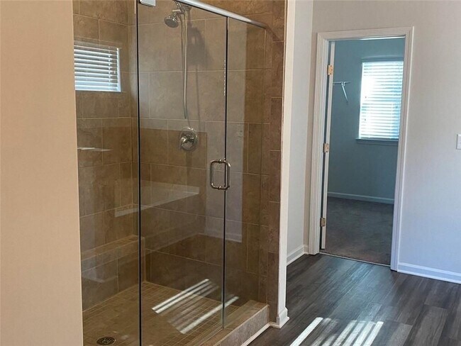 Building Photo - 5650 Mirror Lake Dr
