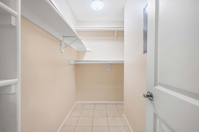 Building Photo - Lovely 1 Bedroom, 1 Bath Condo in South Lamar