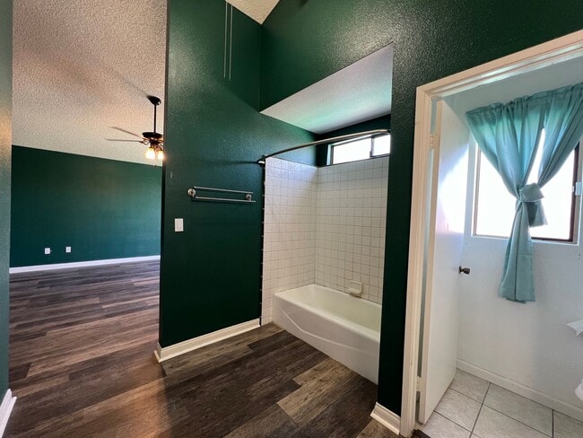 Building Photo - 3 Bedroom 2 Bathroom House with Swimming P...