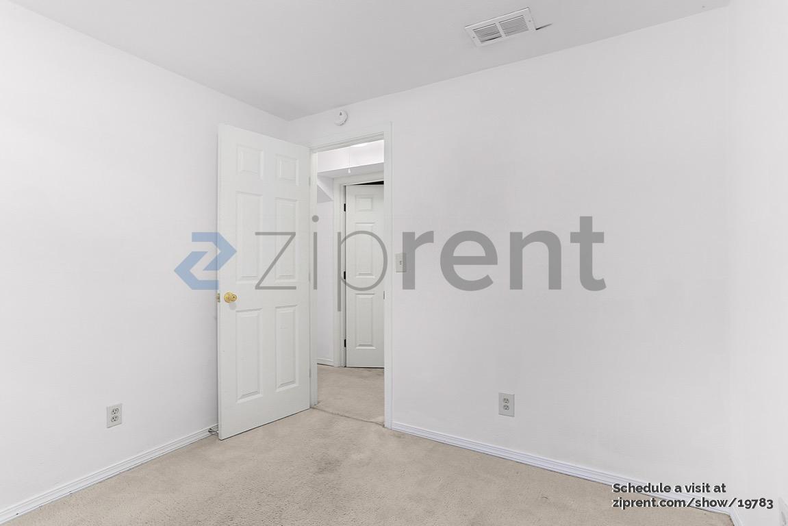 Building Photo - Unit A