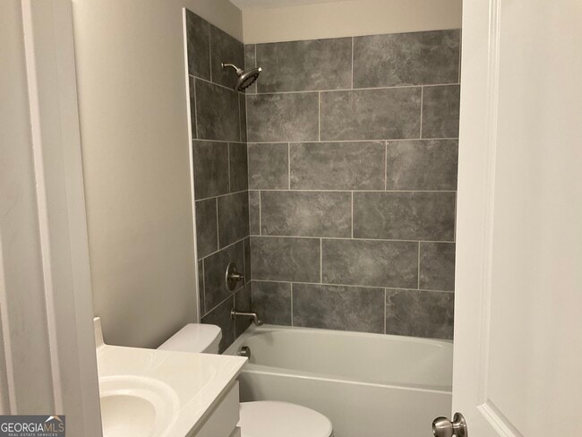 Building Photo - 495 Plainfield St