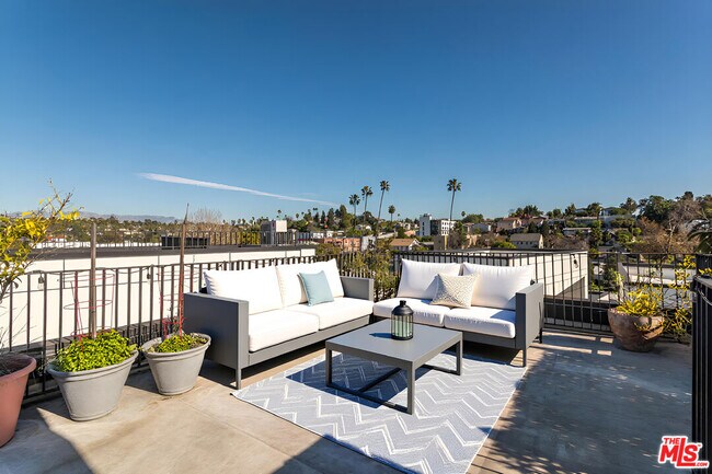 Building Photo - 906 Benton Wy