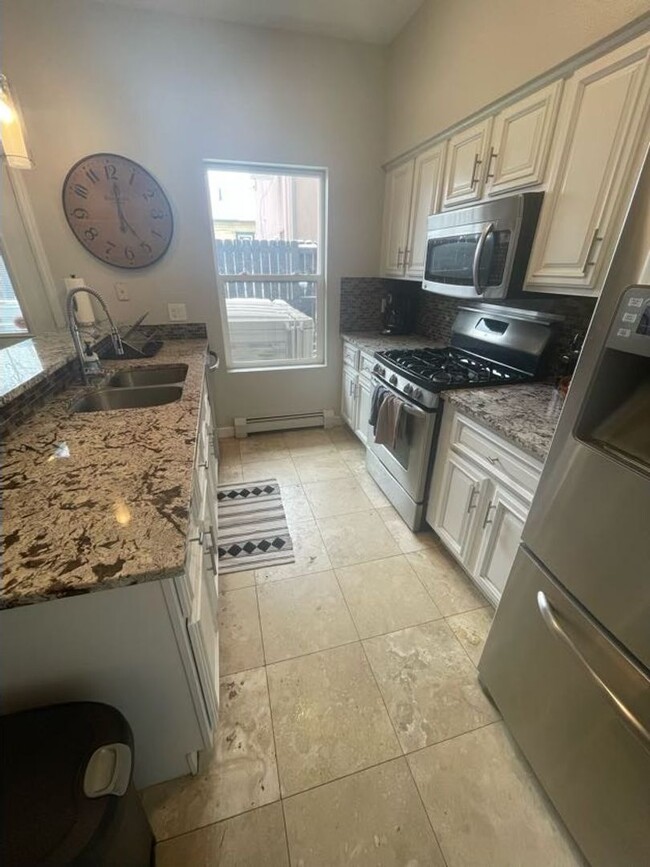 Building Photo - LOCATION LOCATION!! Contemporary & Updated...