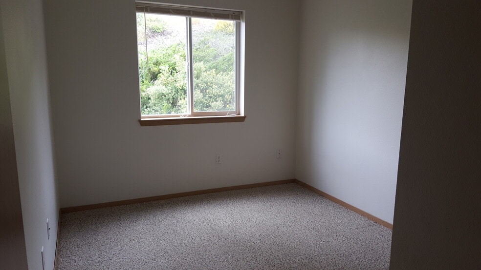 Building Photo - 450 NW Parr Dr