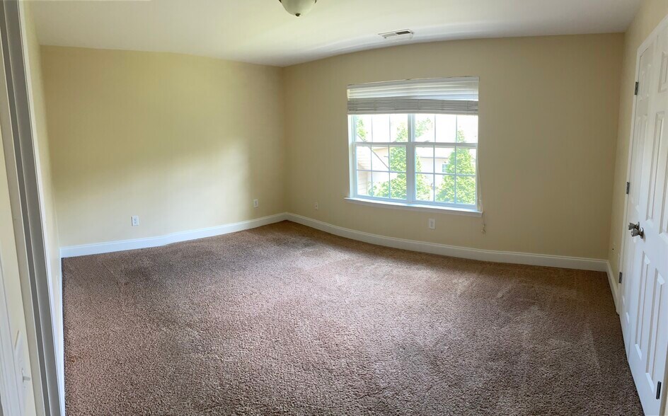 Building Photo - 1700 New Castle Dr NE