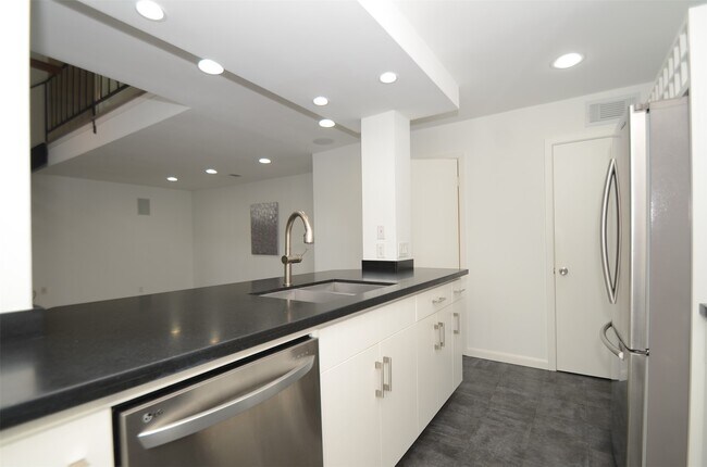 Building Photo - 5524 Beverly Hill St