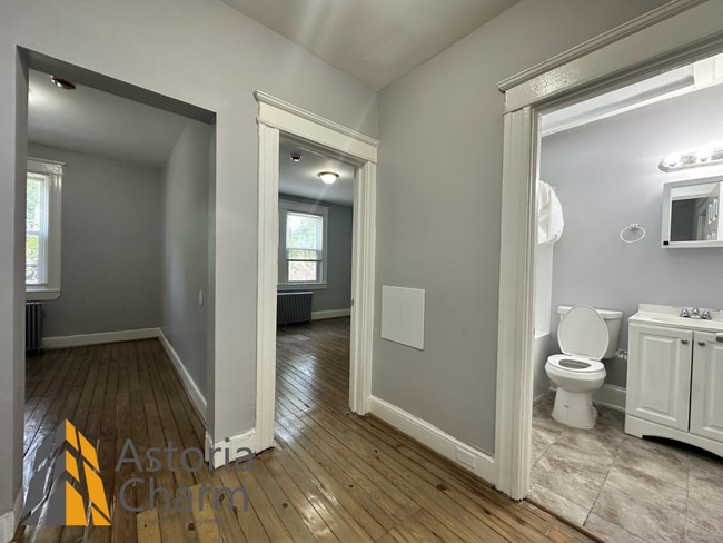 Building Photo - 4 bedroom 1 bath or 3 bedroom + den AVAILA...