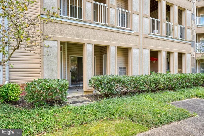 Building Photo - 400 Symphony Cir