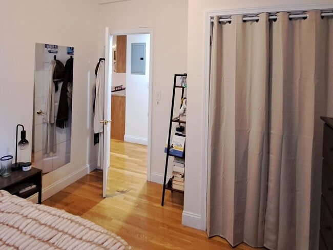 Building Photo - 143 Hillside St