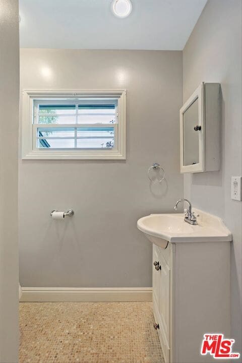 Building Photo - 4922 Hayvenhurst Ave