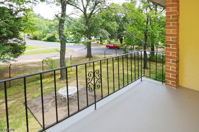 Building Photo - 2 Westervelt Pl