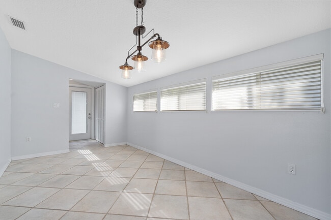 Building Photo - 4420 W Fair Oaks Ave