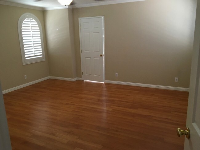 Building Photo - 923 Royal Oaks Dr