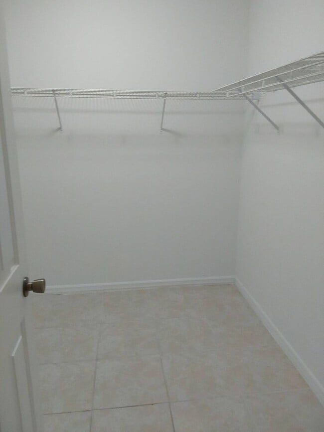 Building Photo - Beautiful 3 Bedroom + Den, 2 Bathroom Home...