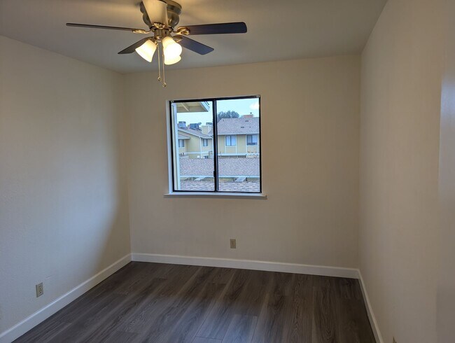 Building Photo - Completely remodeled and updated condo close to Fresno State, shopping and hwy 168