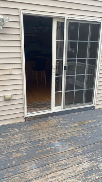 Building Photo - 845 Hart St