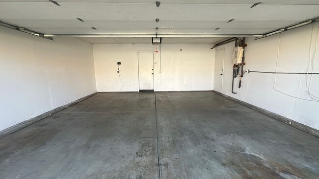 Building Photo - EAST PALMDALE HOME