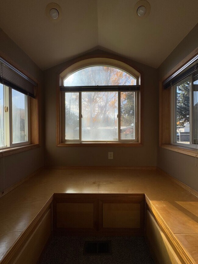 Building Photo - Expansive Updated Home with Creek Views & Prime Location