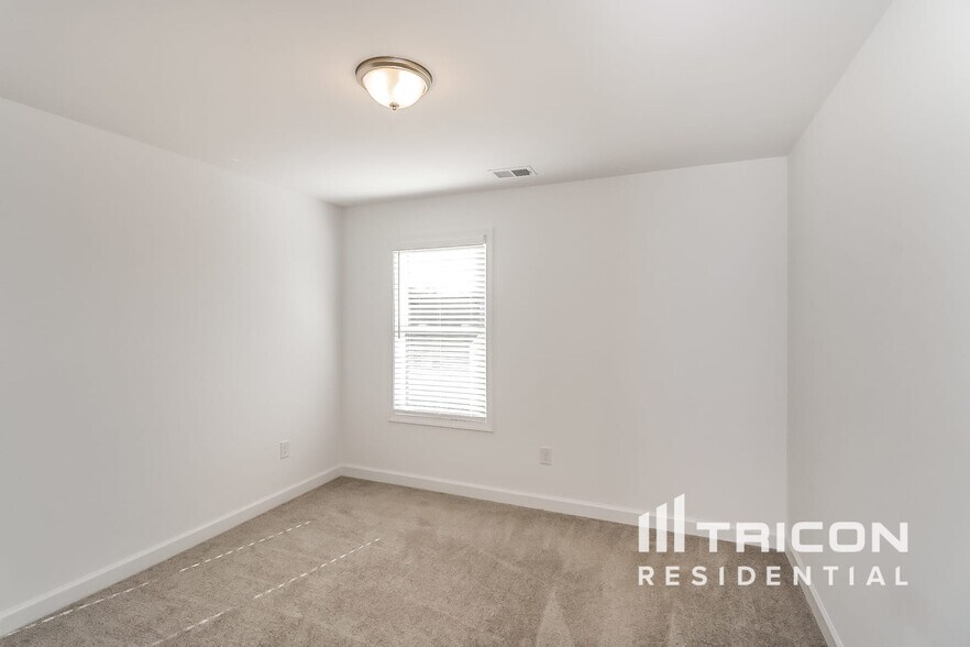 Building Photo - 165 E Rdg Wy