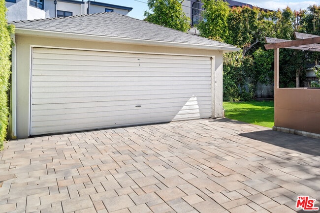 Building Photo - 2124 Hillsboro Ave