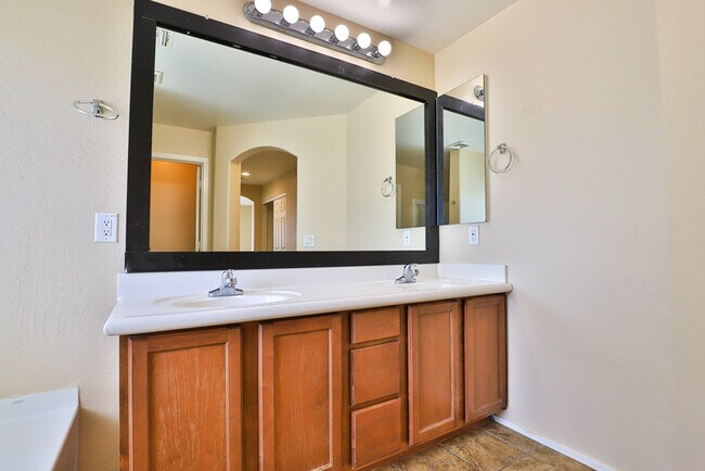 Building Photo - 501 N Citrus Ln