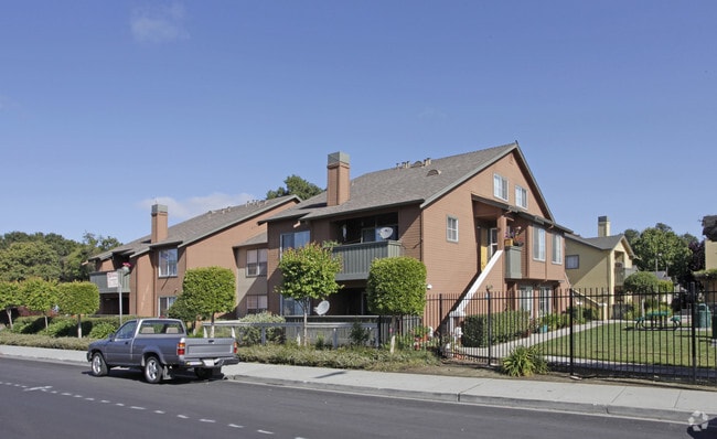Primary Photo - Bay Oak Apartments