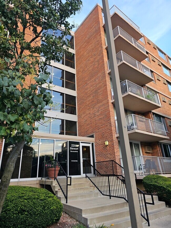 Building Photo - 2201 S Stewart Ave