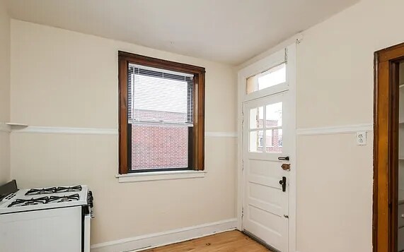 Building Photo - 1450 W Byron St