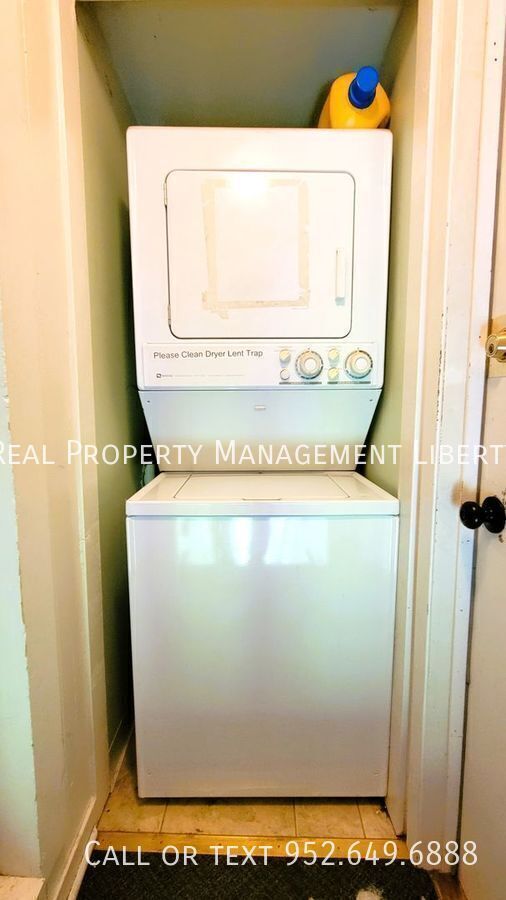 Building Photo - 412 N Cedar St