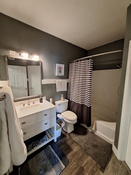 Building Photo - 10764 70th Ave