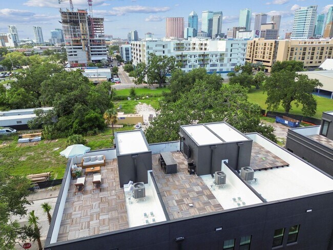 Building Photo - Canvas GWX