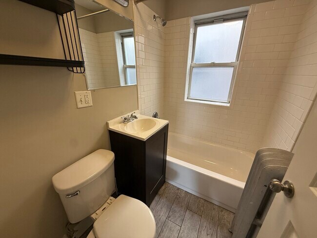 Building Photo - 838 E 53rd St