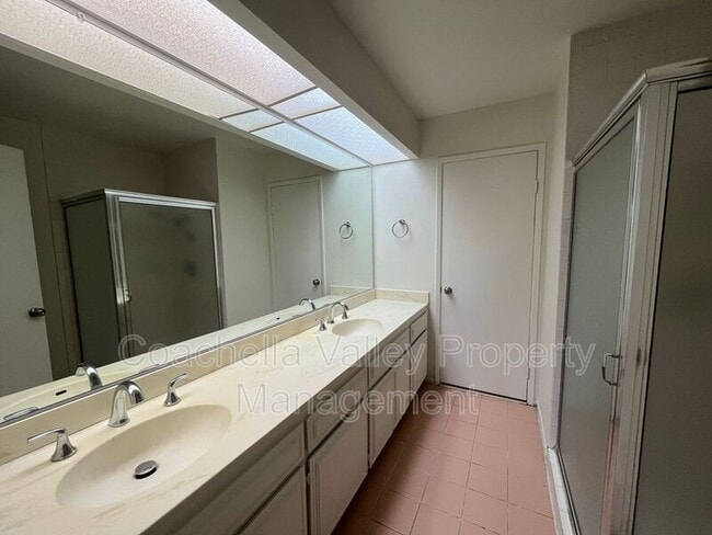 Building Photo - 567 N Hermosa Dr