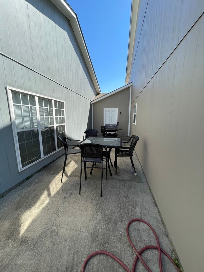 Building Photo - WAKEFIELD SUBDIVISION - Double Garage!  GR...