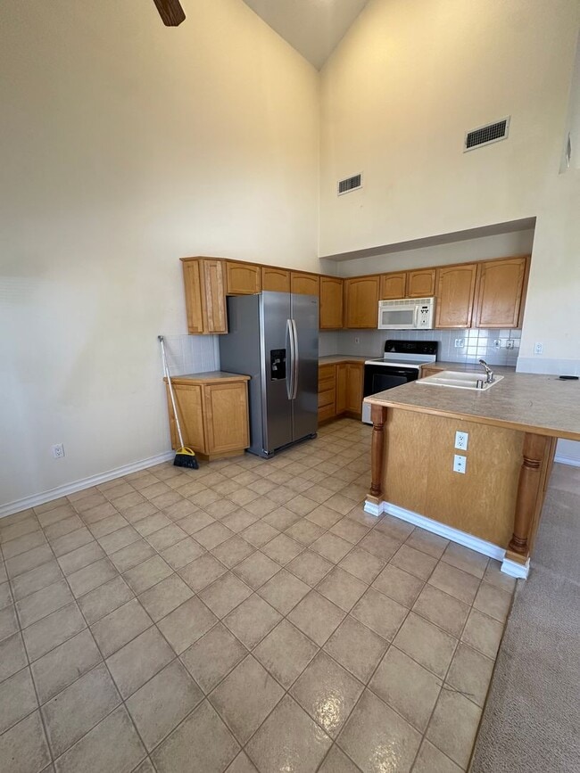 Building Photo - 2 Bed Home Plus Office Space! In Zia School District