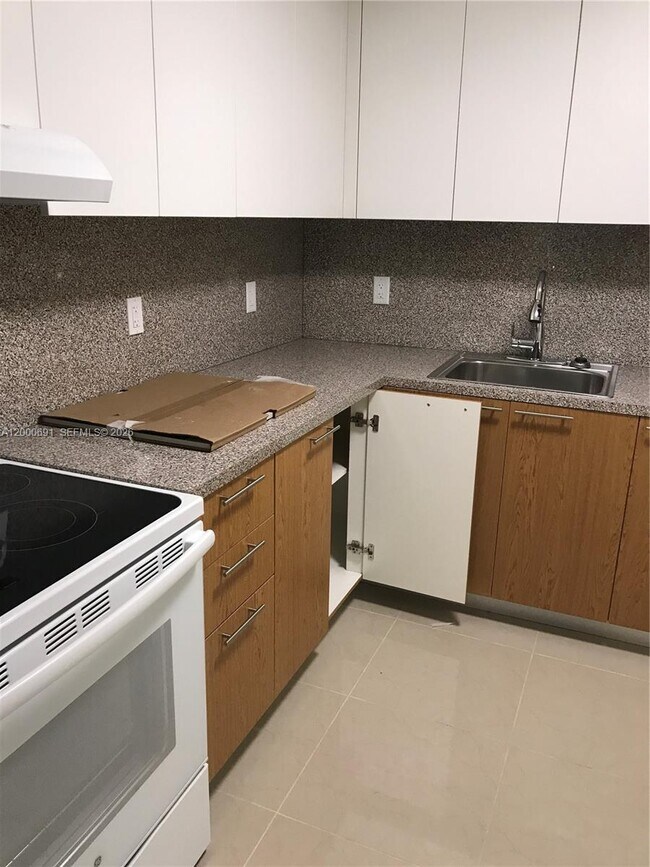 Building Photo - 15201 NE 6th Ave