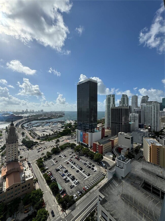 Building Photo - 601 NE 1st Ave