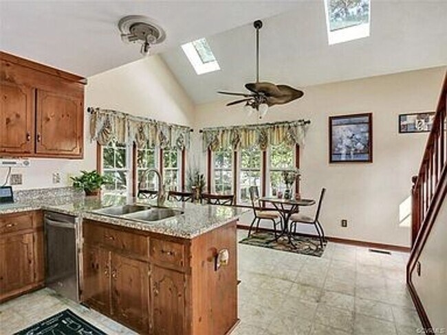 Building Photo - 3 Bed 2.5 bath Deer Run Subdivision-Chesterfield