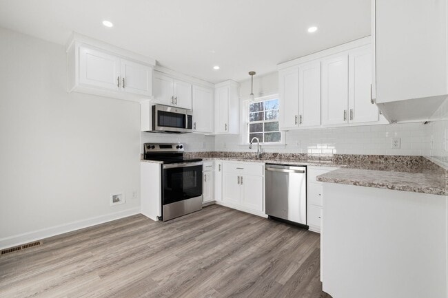 Building Photo - 12617 James River Dr