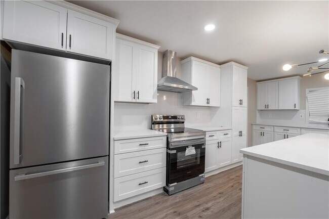 Building Photo - 2431 Crestview Ave